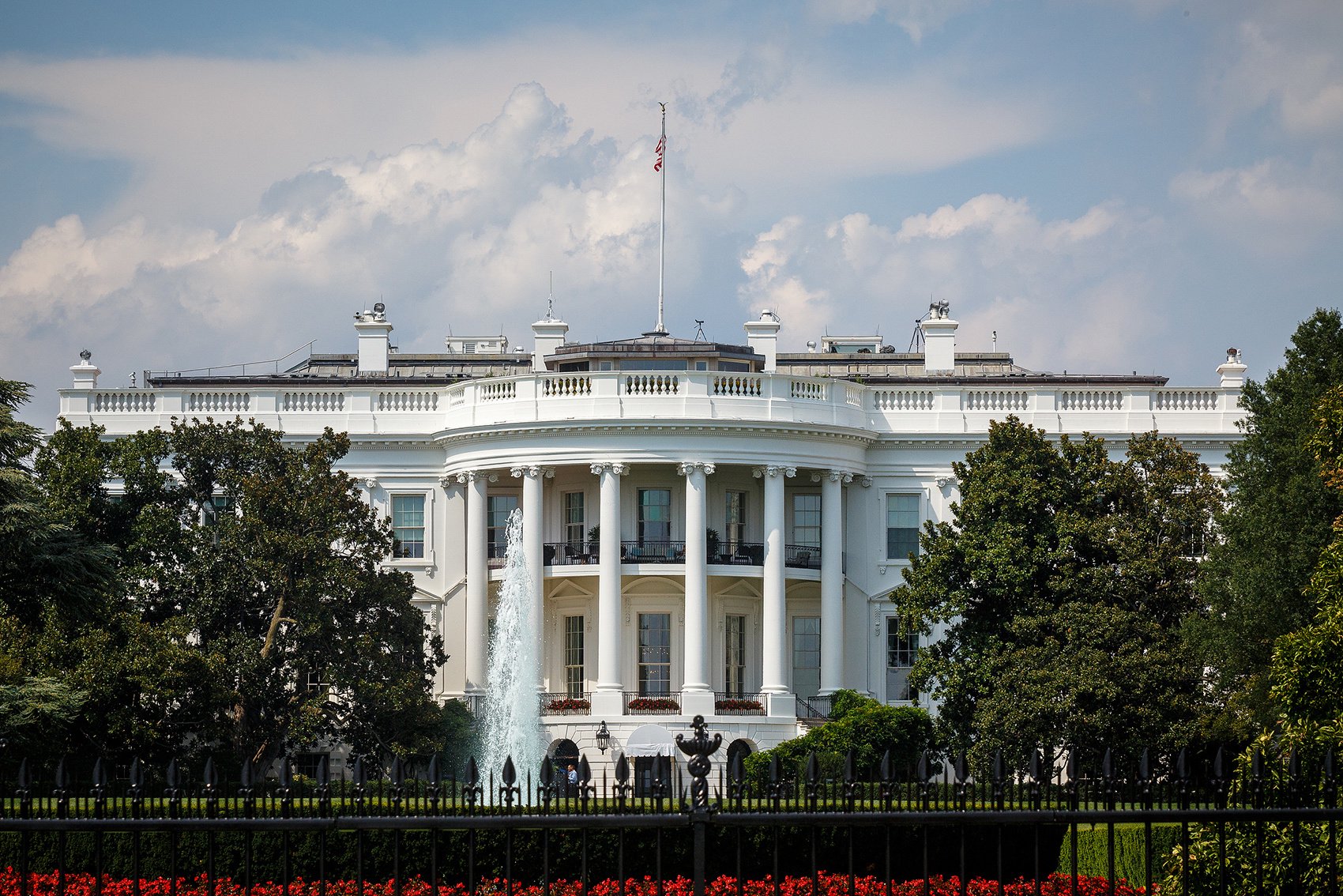 特朗普宣布进入国家紧急状态!委代总统:誓要解救马杜罗夫妇!美国: 在委美公民尽快撤离