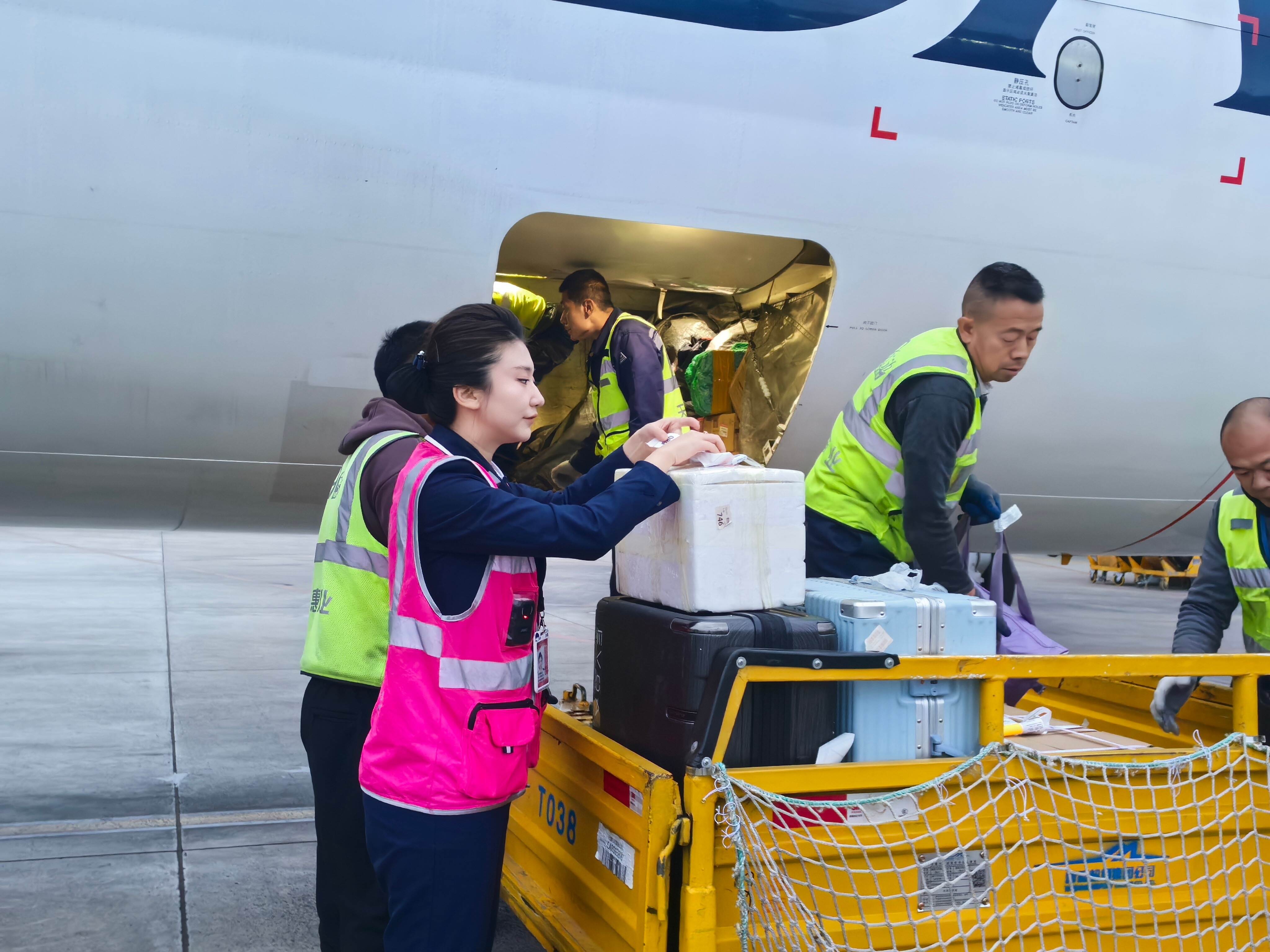 【南京疫情源头:保洁清扫俄入境航班,南京疫情源头保洁清扫俄入境航班 沸】