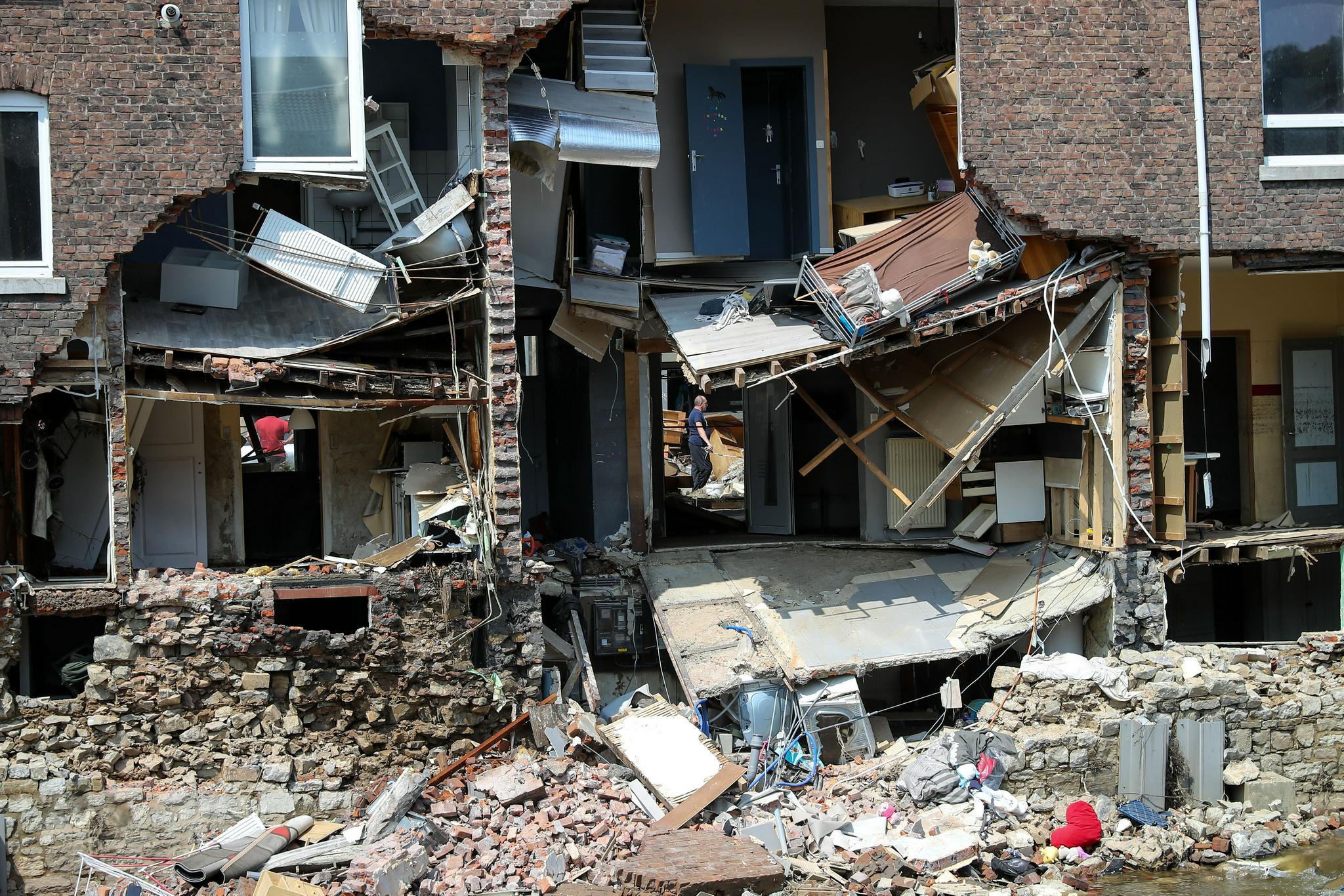 欧洲再迎疫情高峰,都是年轻人惹的祸?】