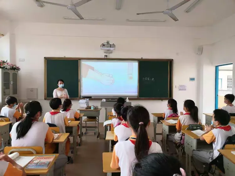 【疫情开学第一课/疫情开学第一课】